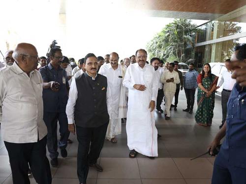 Shri YS Chowdary at Medeciti CME Programme